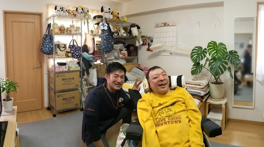 横浜市金沢区・横須賀市の訪問マッサージ きたがわ鍼灸指圧院のスタッフと車いすの利用者様の笑顔